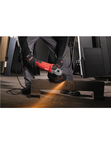 Polizor unghiular 230 mm 2400 W cu maner anti-vibratii si ambreiaj de siguranta - Milwaukee - AGVK 24-230 EK - cod 4933451413