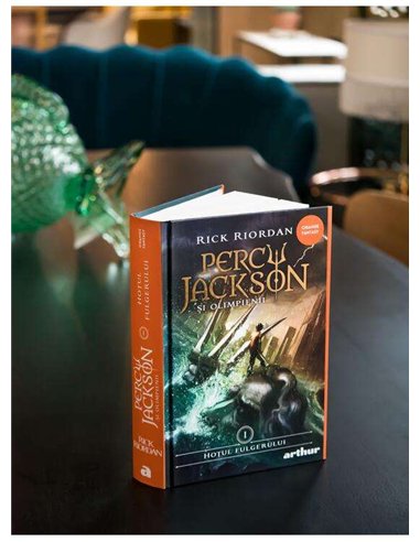 Percy jackson 1: Hotul fulgerului   - Rick Riordan | Arthur